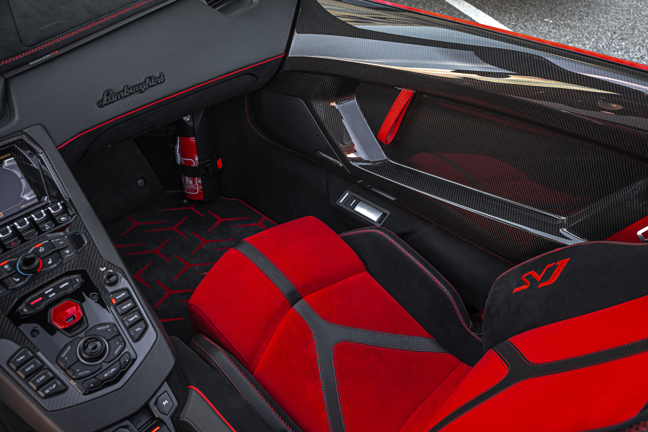 Аренда Lamborghini Aventodor SVJ Roadster в Сочи